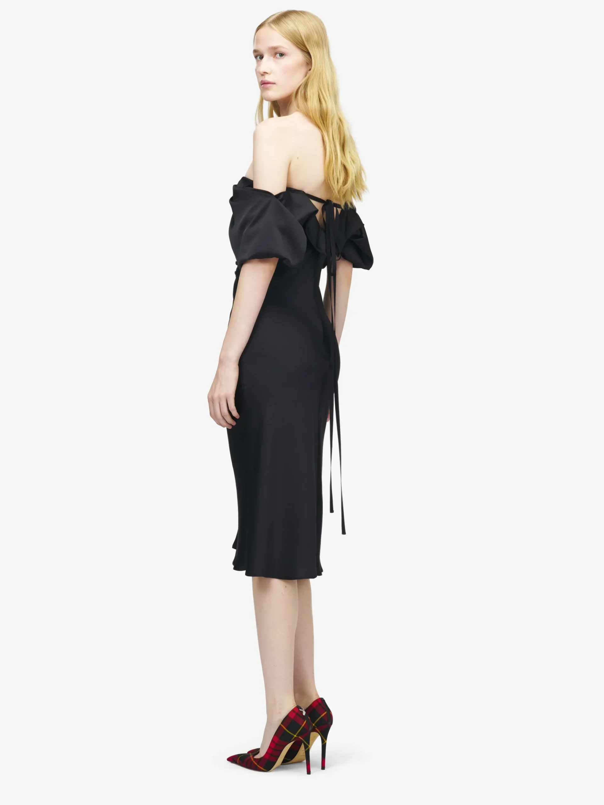 Abito da sera drappeggiato con spalle scoperte da Donna in Nero