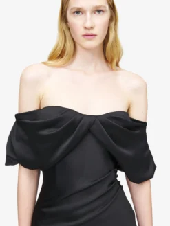 Abito da sera drappeggiato con spalle scoperte da Donna in Nero