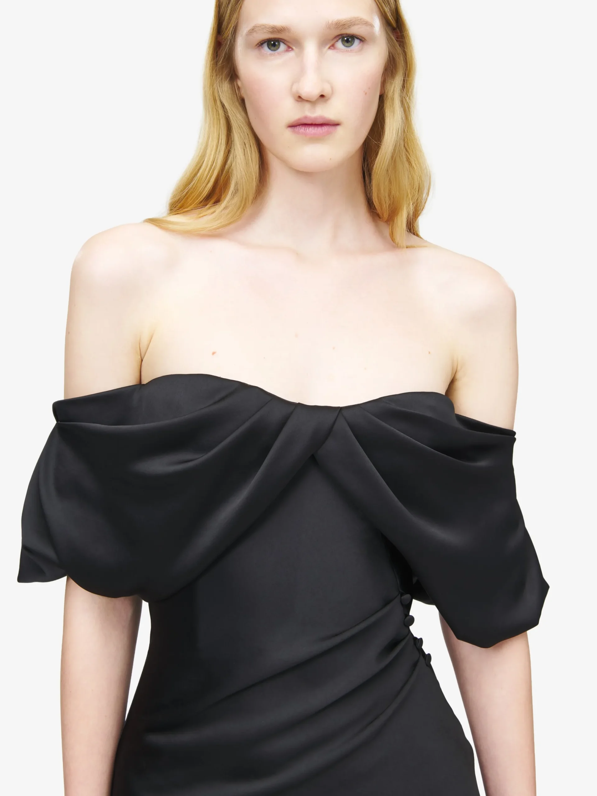 Abito da sera drappeggiato con spalle scoperte da Donna in Nero