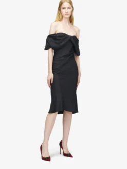 Abito da sera drappeggiato con spalle scoperte da Donna in Nero