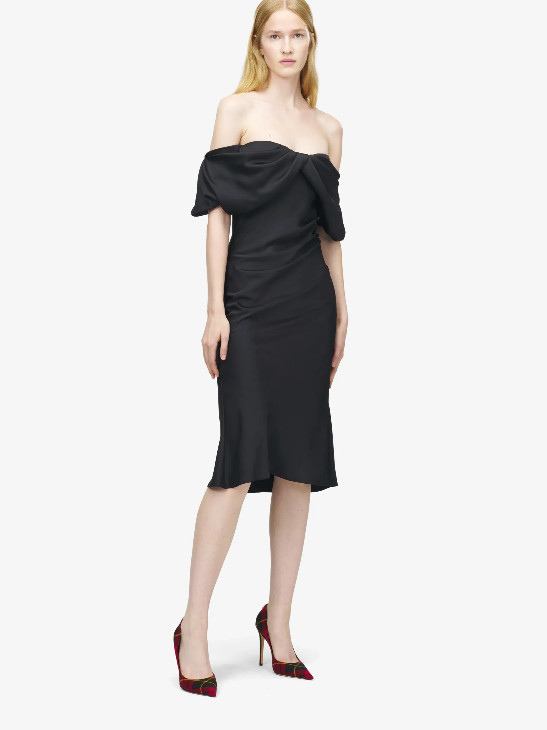 Abito da sera drappeggiato con spalle scoperte da Donna in Nero