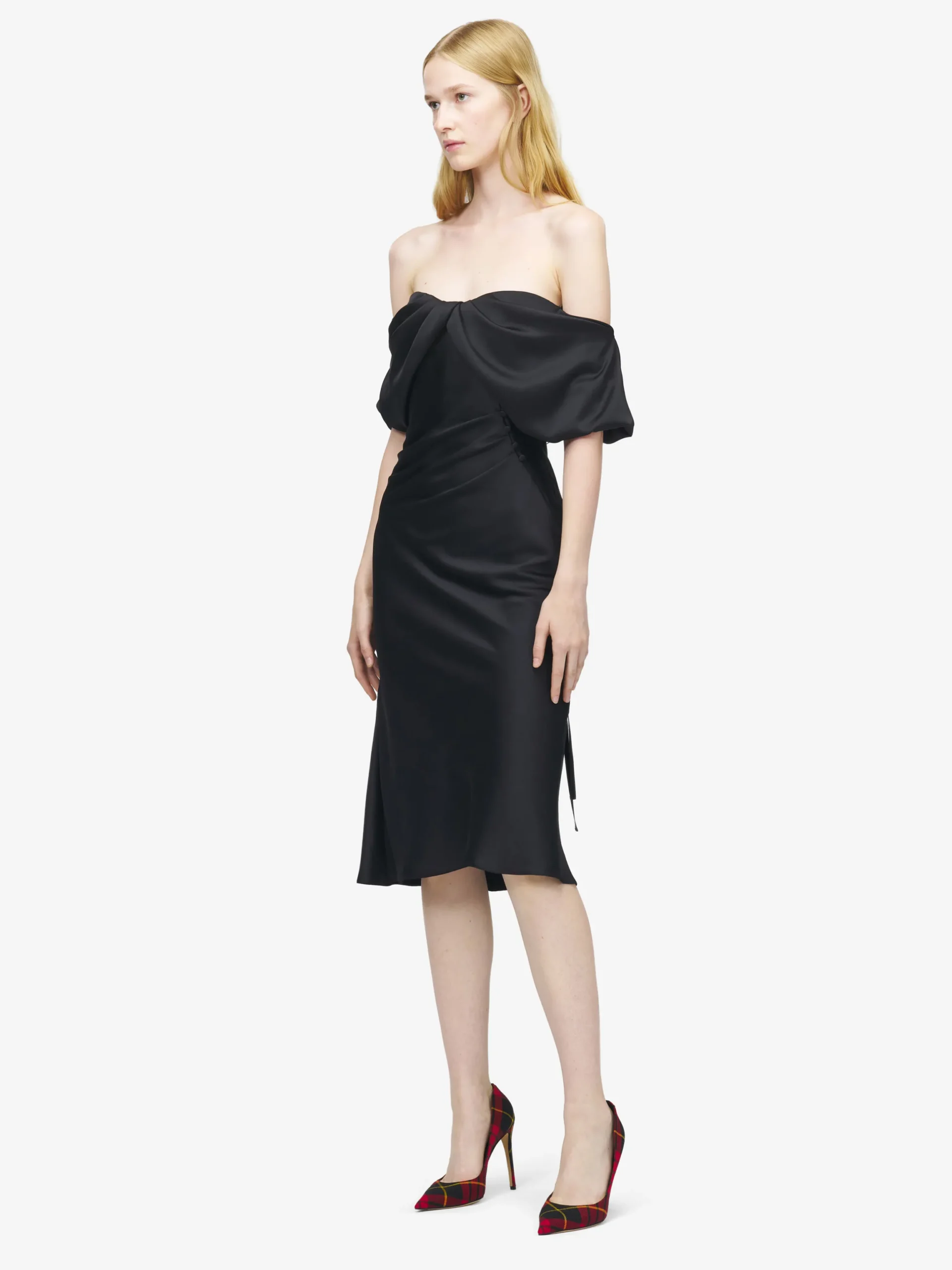 Abito da sera drappeggiato con spalle scoperte da Donna in Nero
