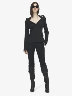 Giacca con harness e spalle scoperte da Donna in Nero