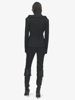 Giacca con harness e spalle scoperte da Donna in Nero