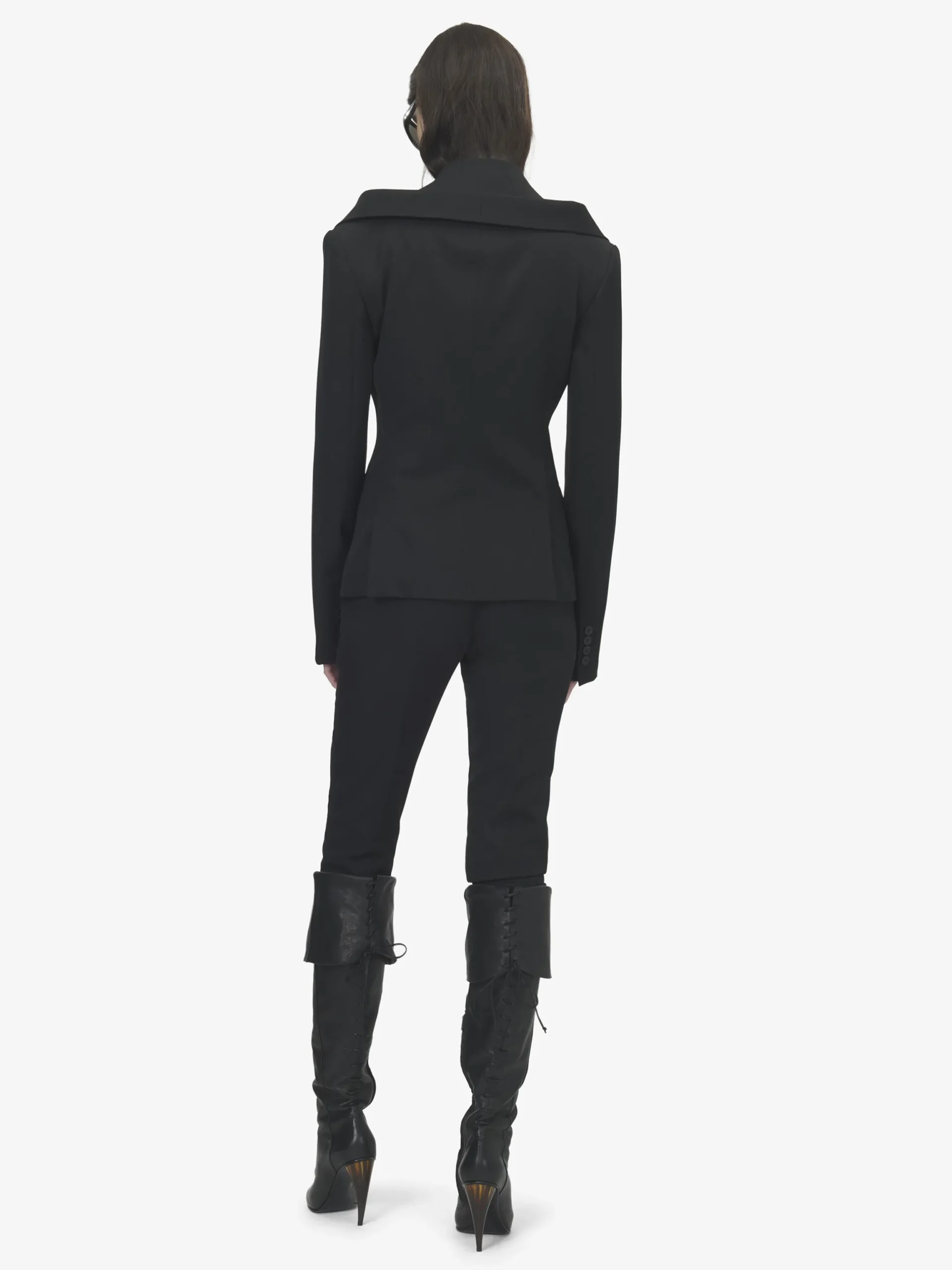 Giacca con harness e spalle scoperte da Donna in Nero