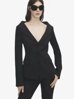 Giacca con harness e spalle scoperte da Donna in Nero
