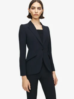 Giacca in Crêpe Sottile con Spalle a Punta da Donna in Nero