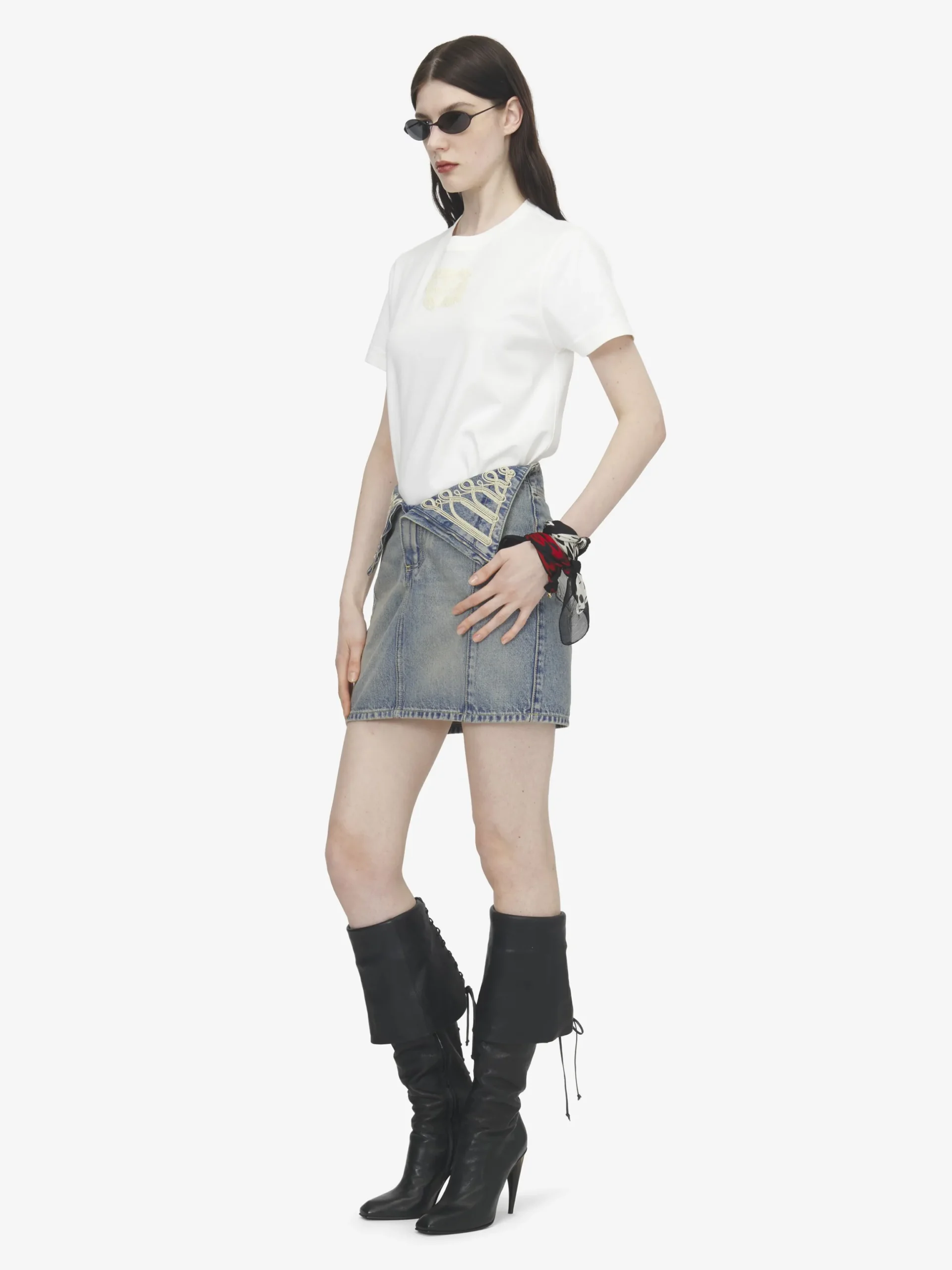 T-shirt con patch e logo ricamato da Donna in Avorio